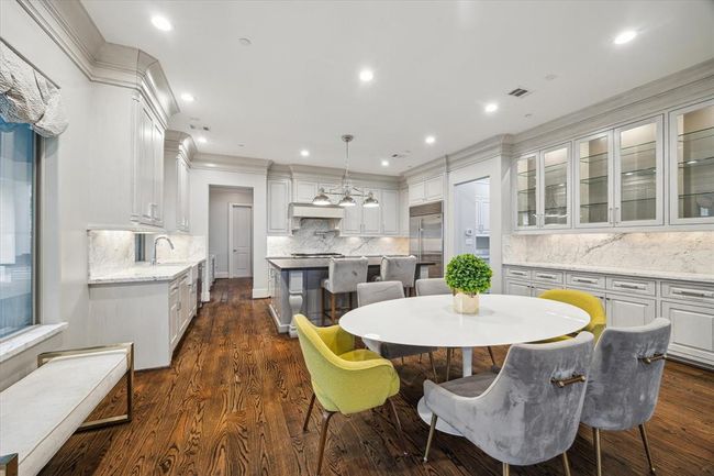 8304 Maple Ct, House other with 5 bedrooms, 5 bathrooms and 2 parking in Bellaire TX | Image 11