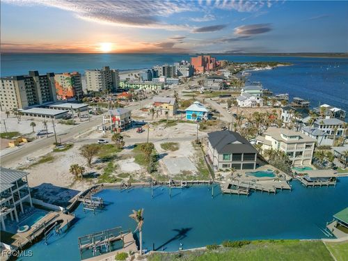 581 Carlos Cir, FORT MYERS BEACH, FL, 33931-2047 | Card Image