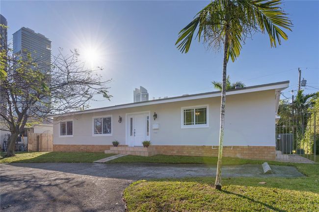 300 187 Th St, House other with 3 bedrooms, 2 bathrooms and null parking in Sunny Isles Beach FL | Image 4