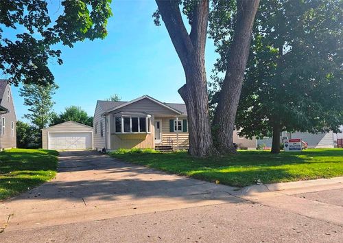 109 E Willman St, Hiawatha, IA, 52233-1520 | Card Image