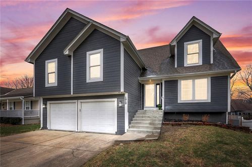 1012 Se Wingate Ct, Lee's Summit, MO, 64081-3073 | Card Image