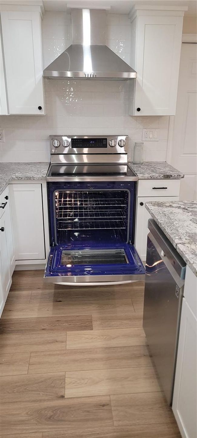 New range and designer range hood | Image 4