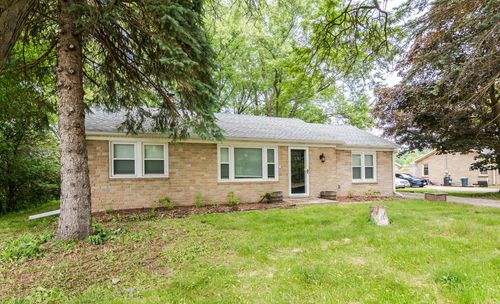 1300 State Road 83, Hartland, WI, 53029-8314 | Card Image