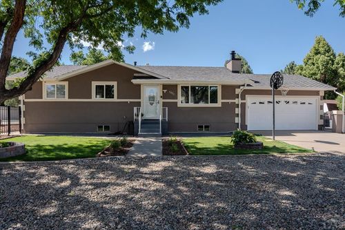 1327 Terry Cir, Pueblo, CO, 81006-2039 | Card Image