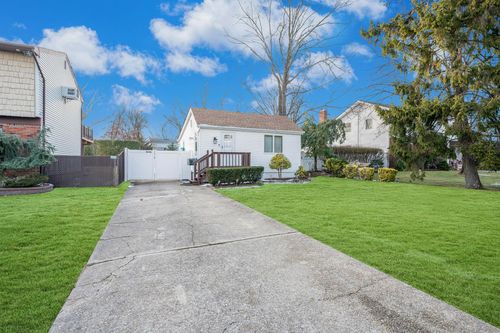 681 East Dr, Lindenhurst, NY, 11757-3106 | Card Image