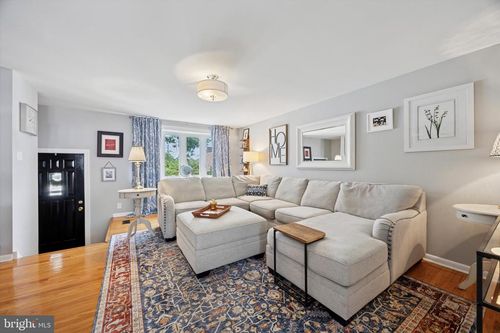 887 Oxford Ave, PHOENIXVILLE, PA, 19460-4018 | Card Image