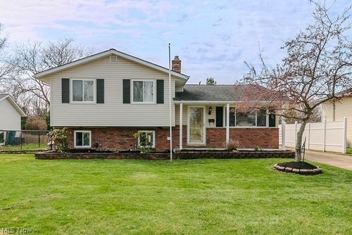 466 Waterbury Dr, Eastlake, OH, 44095-1227 | Card Image