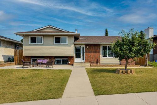 212 Pinetree Pl Ne, Calgary, AB, T1Y1M2 | Card Image