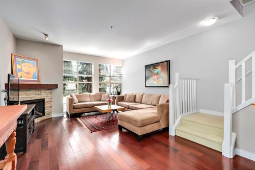 324 E 14 Th Street, Townhouse with 3 bedrooms, 2 bathrooms and 2 parking in North Vancouver BC | Card Image
