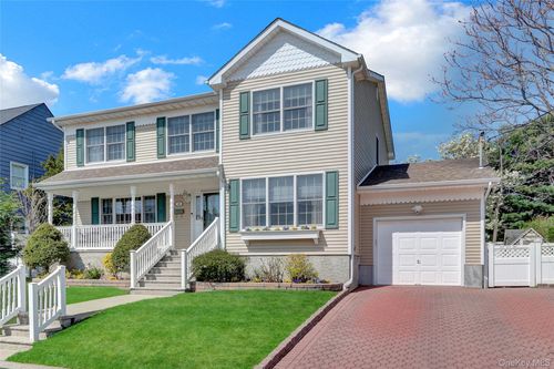 18 Hampton Rd, Lynbrook, NY, 11563-3805 | Card Image
