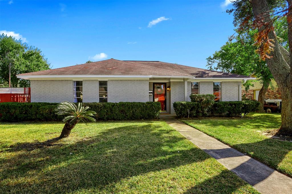 Nightingale Cir, Texas City, TX 77591