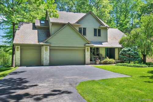 250 Woodcreek Ct, Commerce Township, MI, 48390-1273 | Card Image