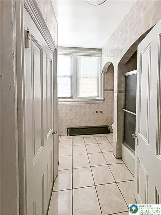 Rear apt-bathroom | Image 22