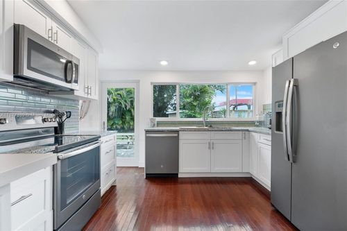 660 Ne 32nd St, Oakland Park, FL, 33334-2738 | Card Image