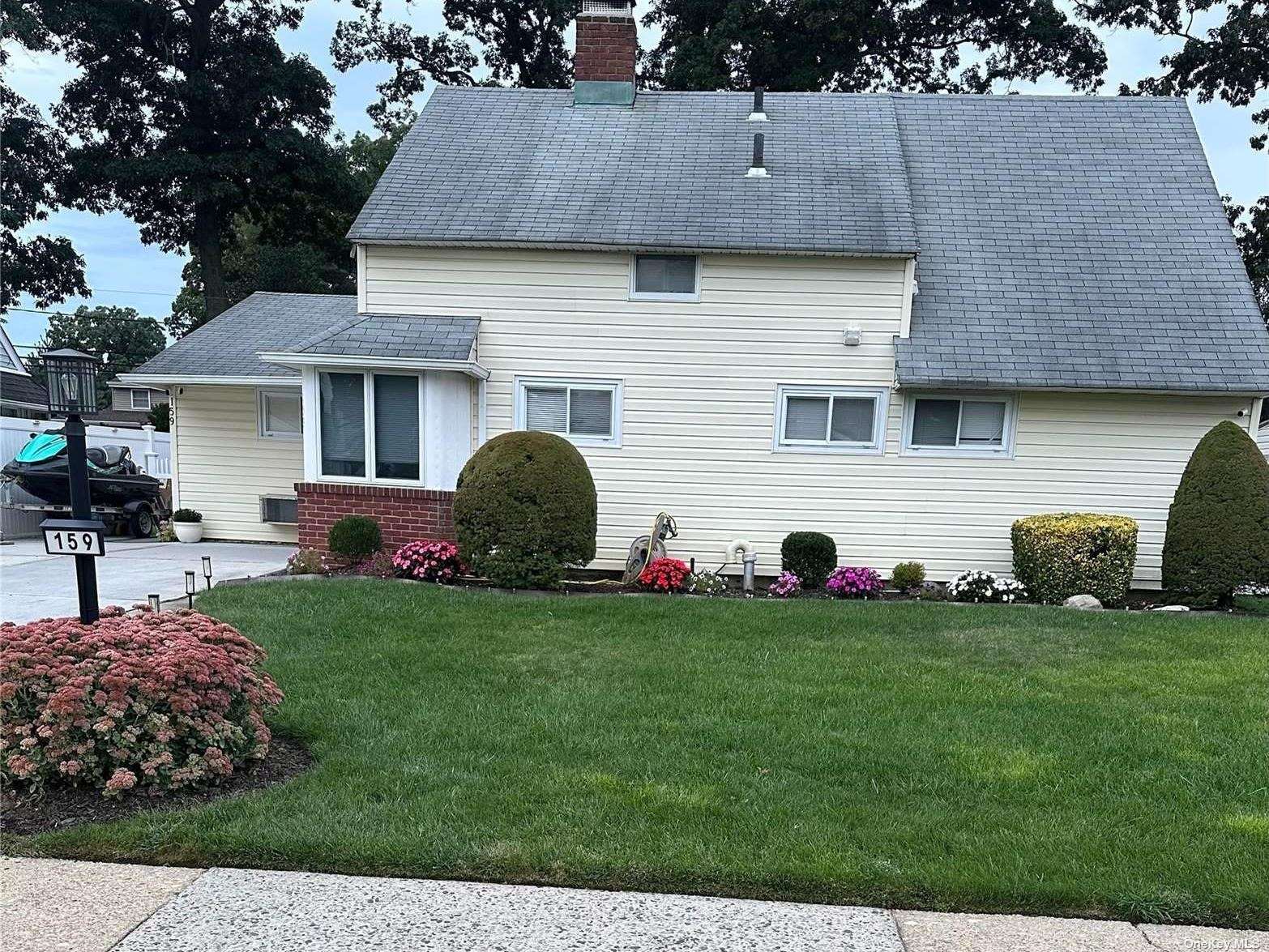 Twin Ln, Wantagh, NY 11793