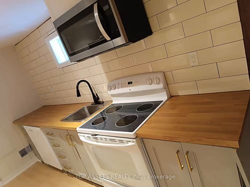 lower-21 Welbourn Dr, Hamilton, ON, L9A3N1 | Card Image