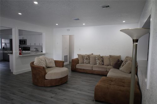 181 Ne 121st St, North Miami, FL, 33161-5340 | Card Image