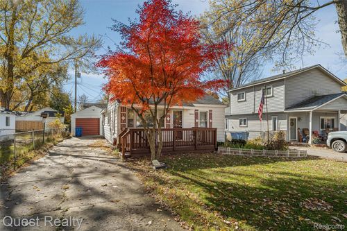 4041 Chenlot Ln, Waterford, MI, 48328-4218 | Card Image