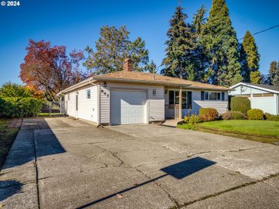 947 N Holly St, House other with 3 bedrooms, 1 bathrooms and 1 parking in Canby OR | Image 2