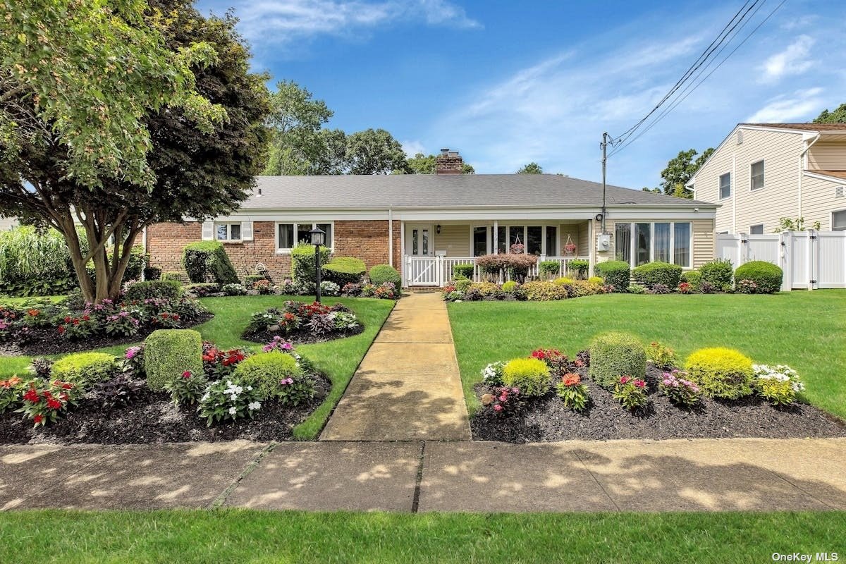 Shinnecock Ave, Massapequa, NY 11758