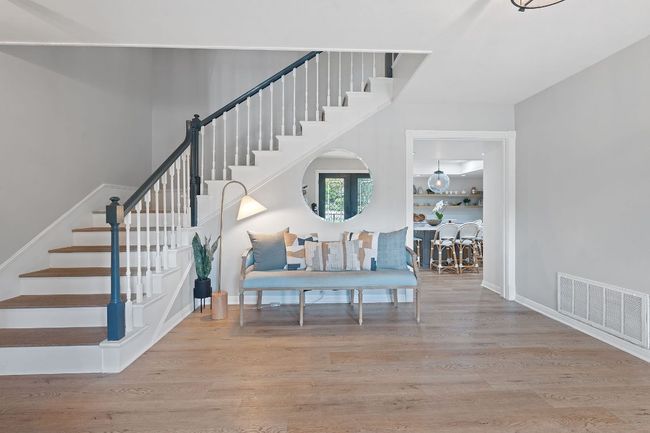 Gorgeoud entry foyer | Image 16