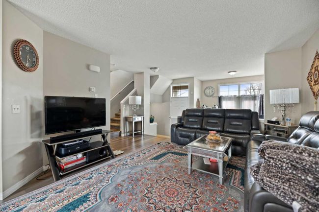 346 Mckenzie Towne Link Se, Home with 3 bedrooms, 1 bathrooms and 2 parking in Calgary AB | Image 9