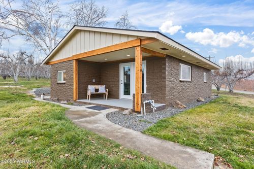 170 Brooks Rd, Wapato, WA, 98951-8804 | Card Image