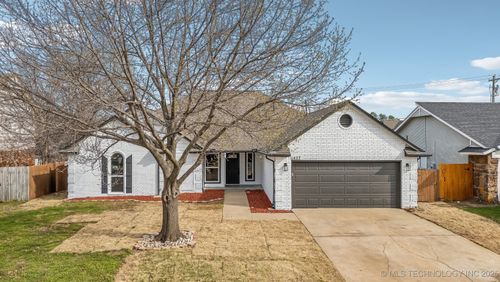 1427 E 136th St, Glenpool, OK, 74033-3209 | Card Image
