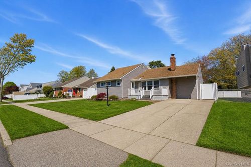 27 Jane Dr, Babylon, NY, 11703-2307 | Card Image