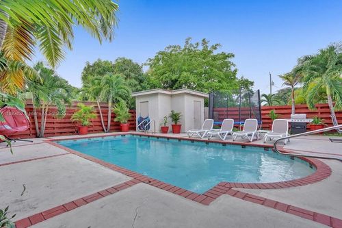 208 Sw 2nd Ave, Hallandale Beach, FL, 33009-5422 | Card Image