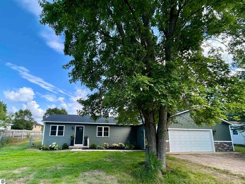 4358 Manor Wood Dr S, Traverse City, MI, 49685-9198 | Card Image