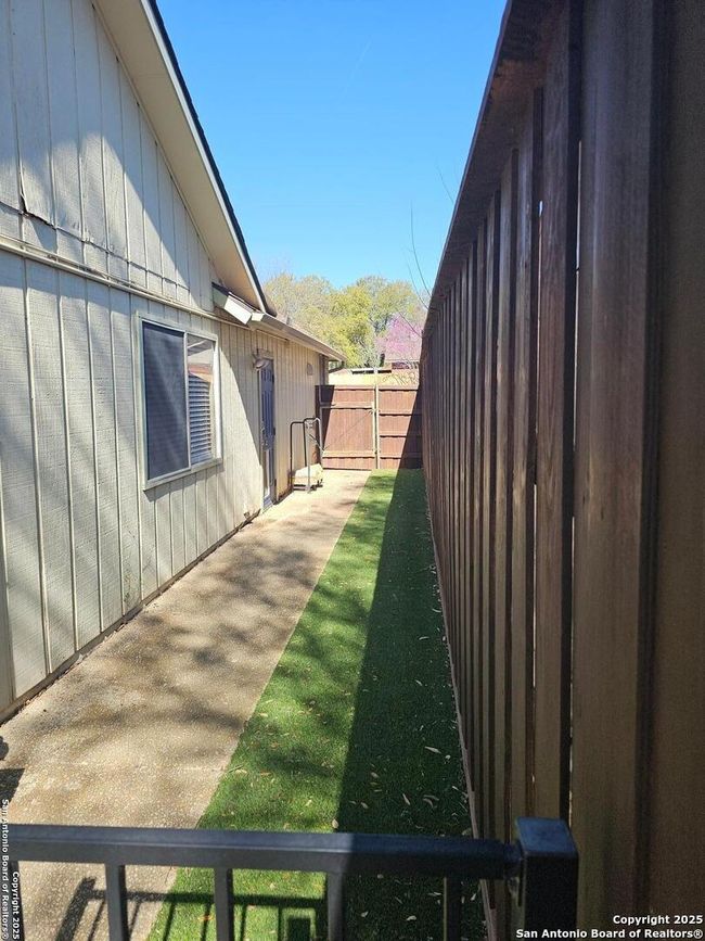 10105 Trappers Rdg, House other with 3 bedrooms, 2 bathrooms and null parking in Converse TX | Image 4