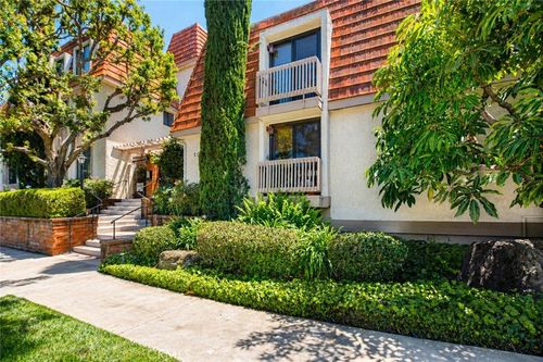 102-10470 Riverside Dr, Toluca Lake, CA, 91602-2435 | Card Image