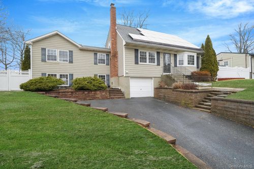 92 Hawthorne Rd, Kings Park, NY, 11754-3242 | Card Image