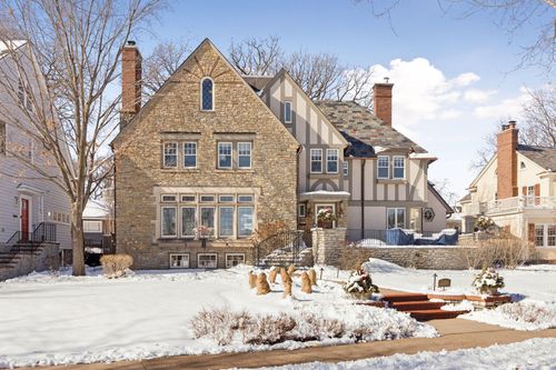 2116 W Lake Of The Isles Pkwy, Minneapolis, MN, 55405-2425 | Card Image