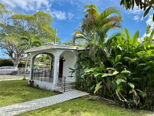 3000 Nw 5th St, Miami, FL, 33125-4208 | Card Image