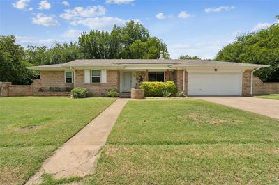 719 Lipan Drive, House other with 3 bedrooms, 2 bathrooms and null parking in Granbury TX | Image 1