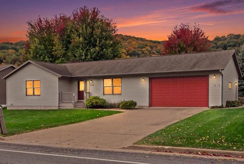 913 Jonathan Ln, La Crescent, MN, 55947-1396 | Card Image