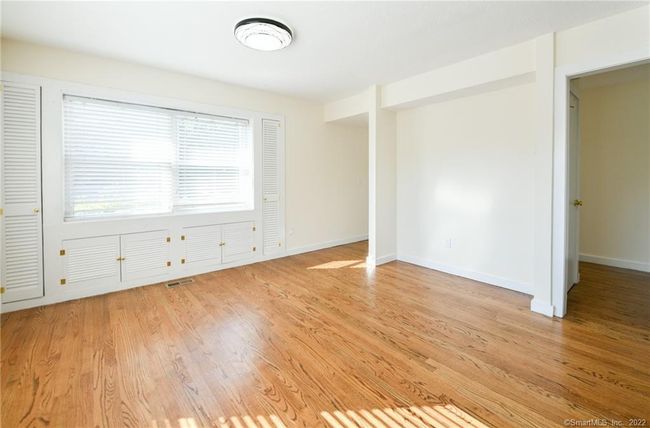 Eating area in kitchen | Image 13
