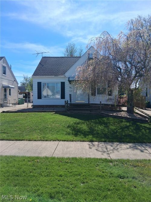 388 E 330th St, Willowick, OH, 44095-3300 | Card Image