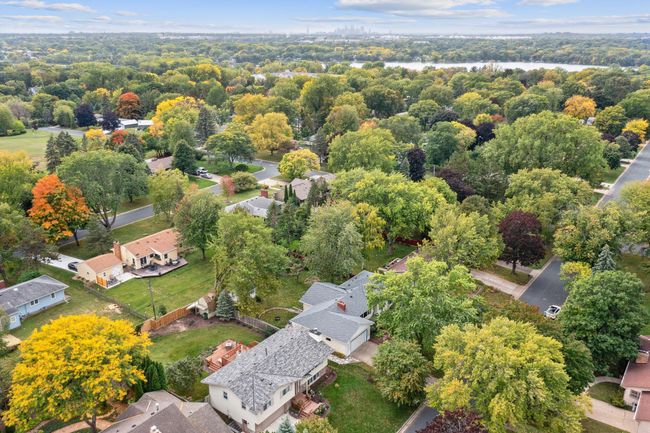 Mature neighborhood close to lakes, parks, shopping. | Image 5