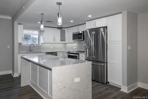 n2322-100 Glen St, Glen Cove, NY, 11542-5119 | Card Image