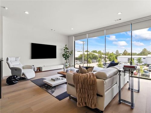 805 Se 5th St, Bentonville, AR, 72712-6027 | Card Image