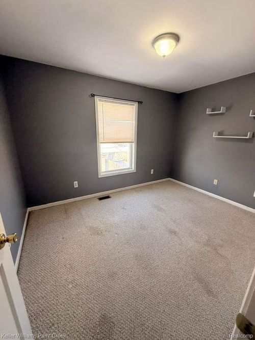 30441 Groveland St, Madison Heights, MI, 48071-2113 | Card Image