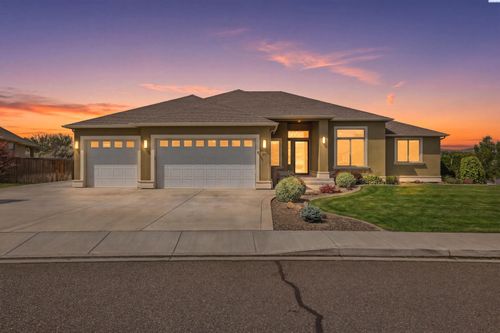 751 Meadows Dr S, Richland, WA, 99352-8840 | Card Image