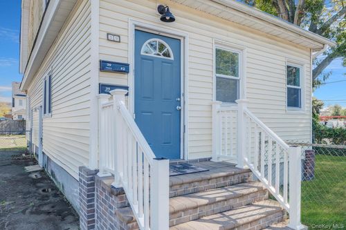 39 Chapman Pl, Bay Shore, NY, 11706-7434 | Card Image