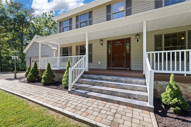 Property entrance with covered porch | Image 16