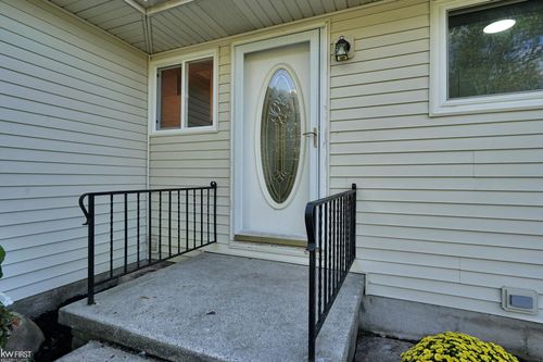 3318 Long St, Burton, MI, 48519-1559 | Card Image