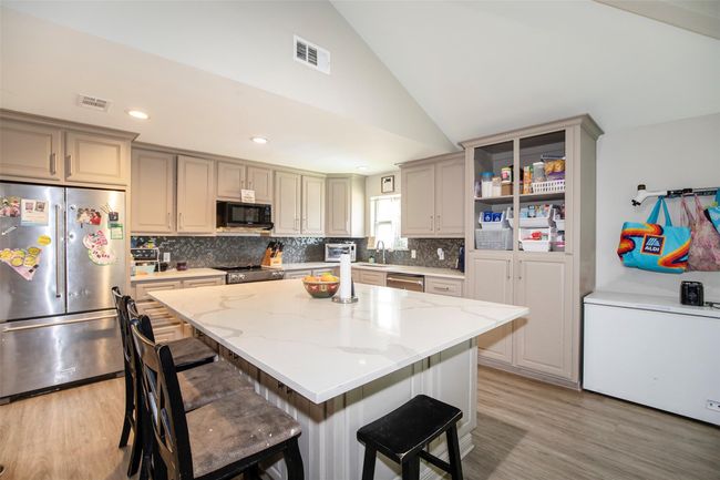 Generous size quarts island and stainless Steele appliances | Image 10