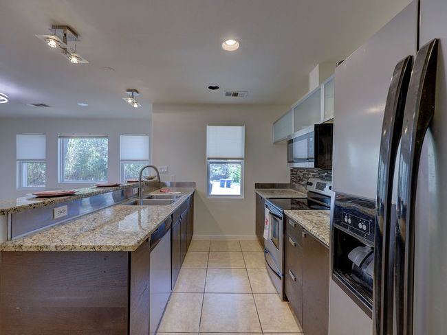 2 - 400 E 33 Rd St, Condo with 3 bedrooms, 3 bathrooms and 2 parking in Austin TX | Image 12